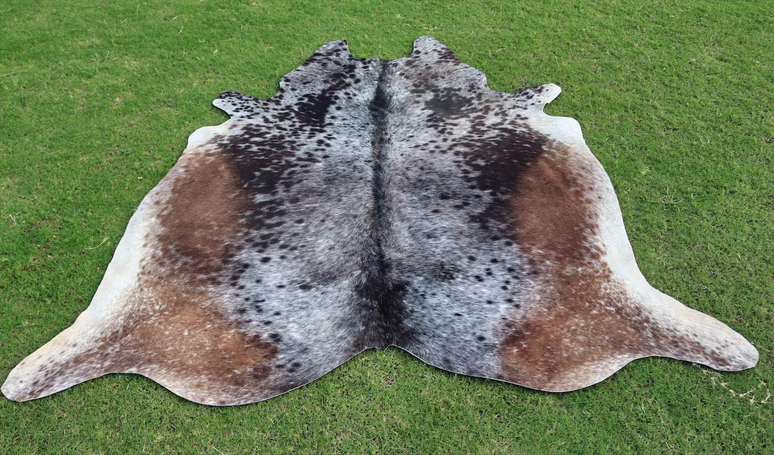 Brown and White Genuine Cow Skin Rug Tricolor Cowhide Hair On Cowhide Rug